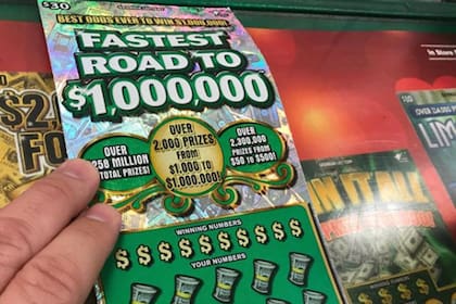 El hombre ganó el dinero en un juego de raspadita