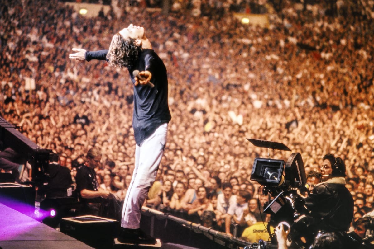 Un hombre de multitudes: cuando INXS alcanzó la cima de los rankings, la banda australiana empezó a llenar estadios en todo el mundo. Incluso eran comparados con U2.