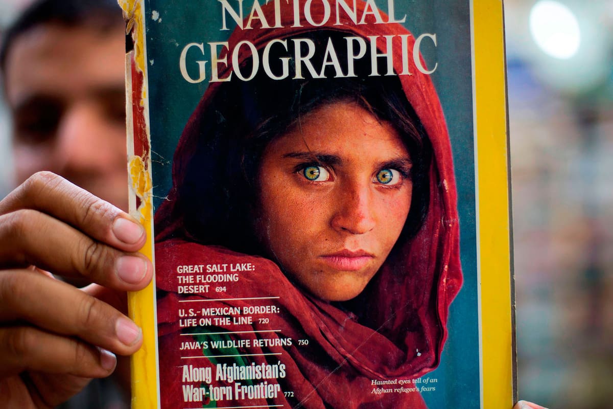 Un hombre de Paquistán sostiene la edición de la revista National Geographic con la icónica foto