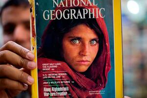 Un hombre de Paquistán sostiene la edición de la revista National Geographic con la icónica foto
