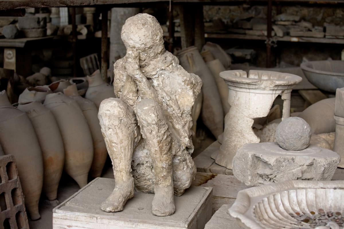 Un hombre de Pompeya cubriéndose el rostro antes de morir