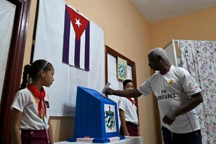 Un hombre deposita su voto en un colegio electoral de La Habana, el 26 de marzo de 2023, durante las elecciones legislativas del país.
