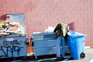 Un hombre descubrió una fortuna cuando hurgaba la basura