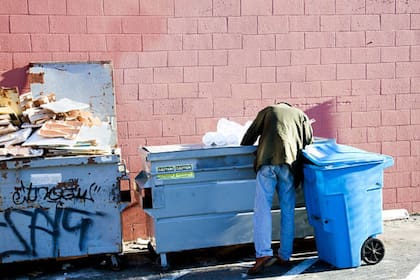 Un hombre descubrió una fortuna cuando hurgaba la basura