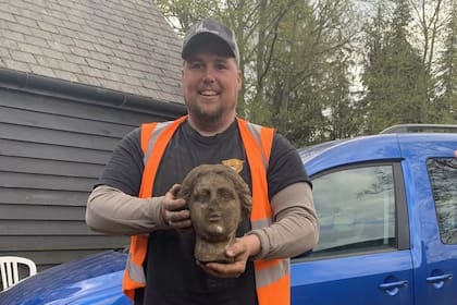 Un hombre desenterró una escultura milenaria mientras reparaba un estacionamiento
