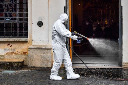 Un hombre desinfecta la iglesia Santuario della Madonna del Divino Amore del coronavirus en Italia el 13 de mayo