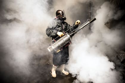 Un hombre desinfecta las calles de Nairobi, Kenia, de coronavirus