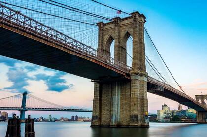 La torre de suspensión del puente de Brooklyn desde la que saltó el hombre de 44 años tiene una altura aproximada de 85 metros