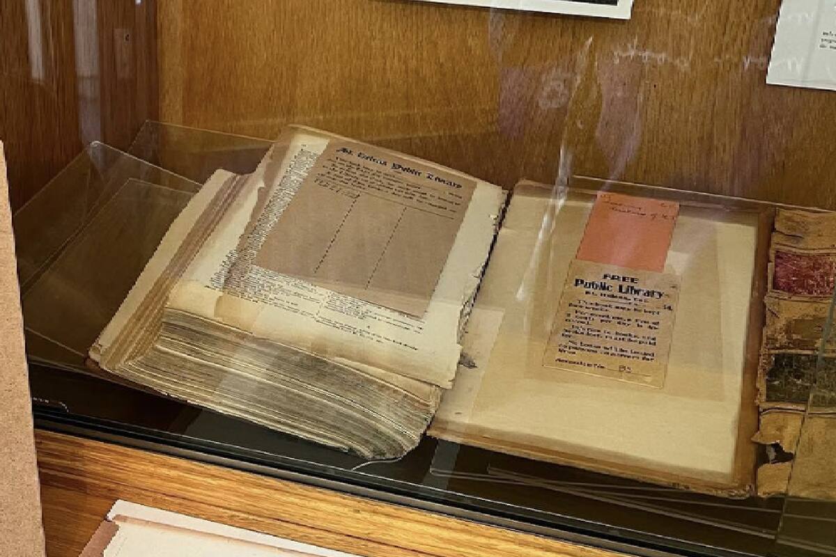 Un hombre devolvió un libro de historia estadounidense de Benson Lossing, publicado en 1892, que había sido prestado en una biblioteca de California en 1927