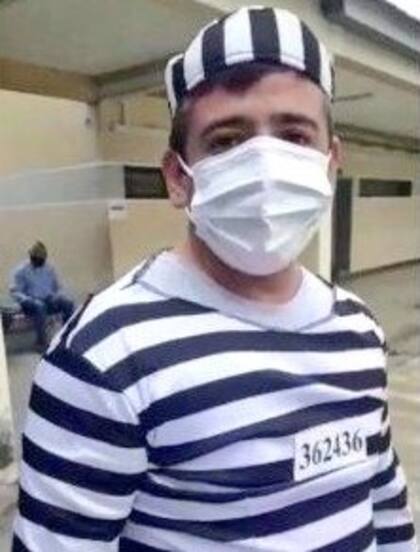 Un hombre disfrazado de preso fue a votar en Tucumán