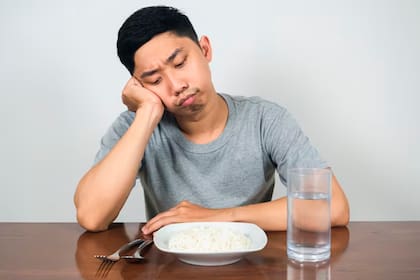 Un hombre durmió en su oficina y solo comió arroz durante 20 años para poder pensionarse joven y ahora lo lamenta