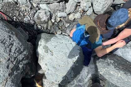 Un hombre en Alaska queda atrapado por una roca de 317 kilos en un arroyo durante tres horas