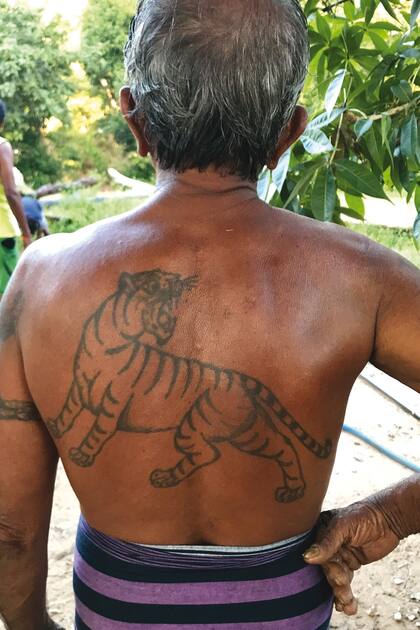 Un hombre en lungui (prenda típica) en Kataragama