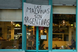 Un cartel de Malvinas en el Mundial desata fiebre cultural en Argentina