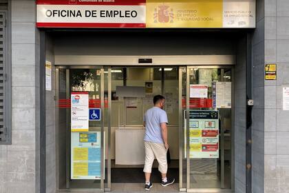 Un hombre entra a la oficina de empleo de Acacias, en Madrid (España)