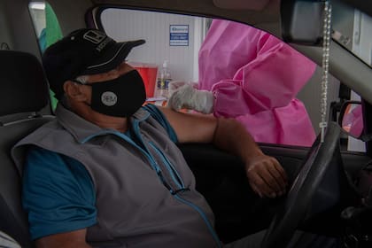 Un hombre es inoculado con la vacuna CoronaVac, desarrollada por el laboratorio chino Sinovac contra el Covid-19, en un centro de vacunación montado en el aeropuerto de Carrasco en Ciudad de la Costa, Canelones en Uruguay el 8 de abril de 2021