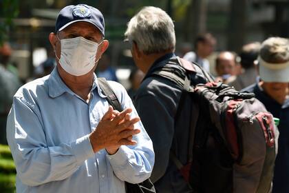 Un hombre espera una ración de comida gratis entregada por la Secretaría de Inclusión y Bienestar Social de México como parte del programa "Come Móvil" que apoya a las personas que han esperado a sus familiares fuera de los hospitales públicos en la Ciudad de México el 15 de abril de 2020