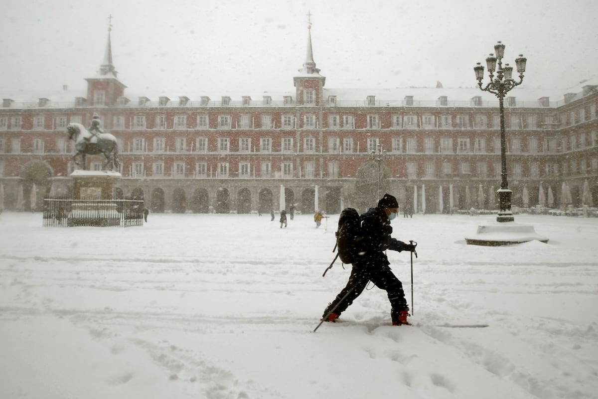 Un hombre esquía para cruzar la mítica Plaza Mayor de Madrid