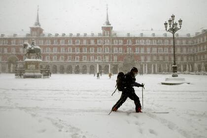 Un hombre esquía para cruzar la mítica Plaza Mayor de Madrid