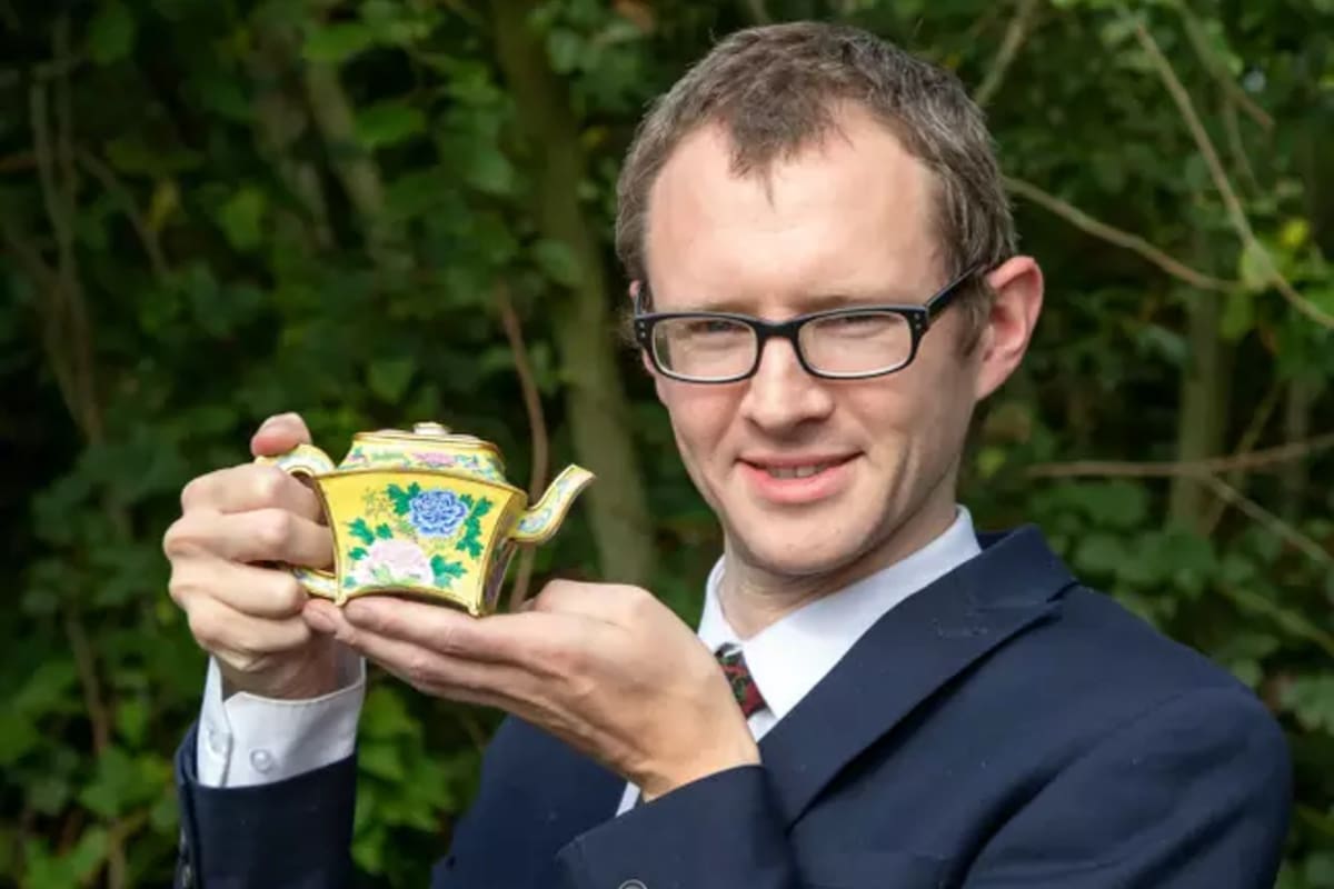 Un hombre estaba limpiando y sorprensivamente encontró una antigua tetera valuada en más de US$100.000