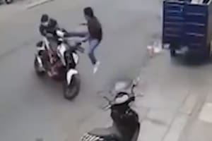 Un hombre evitó que le robaran la moto con una patada voladora al estil Jackie Chan