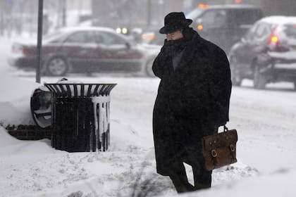 Un hombre frente al desafío de cruzar la calle en Syracuse, Nueva York
