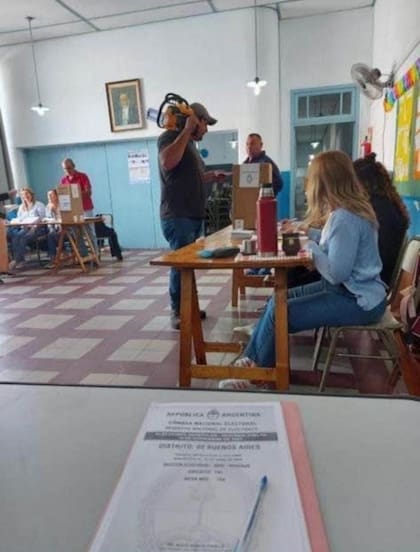 Un hombre fue a votar con una motosierra
