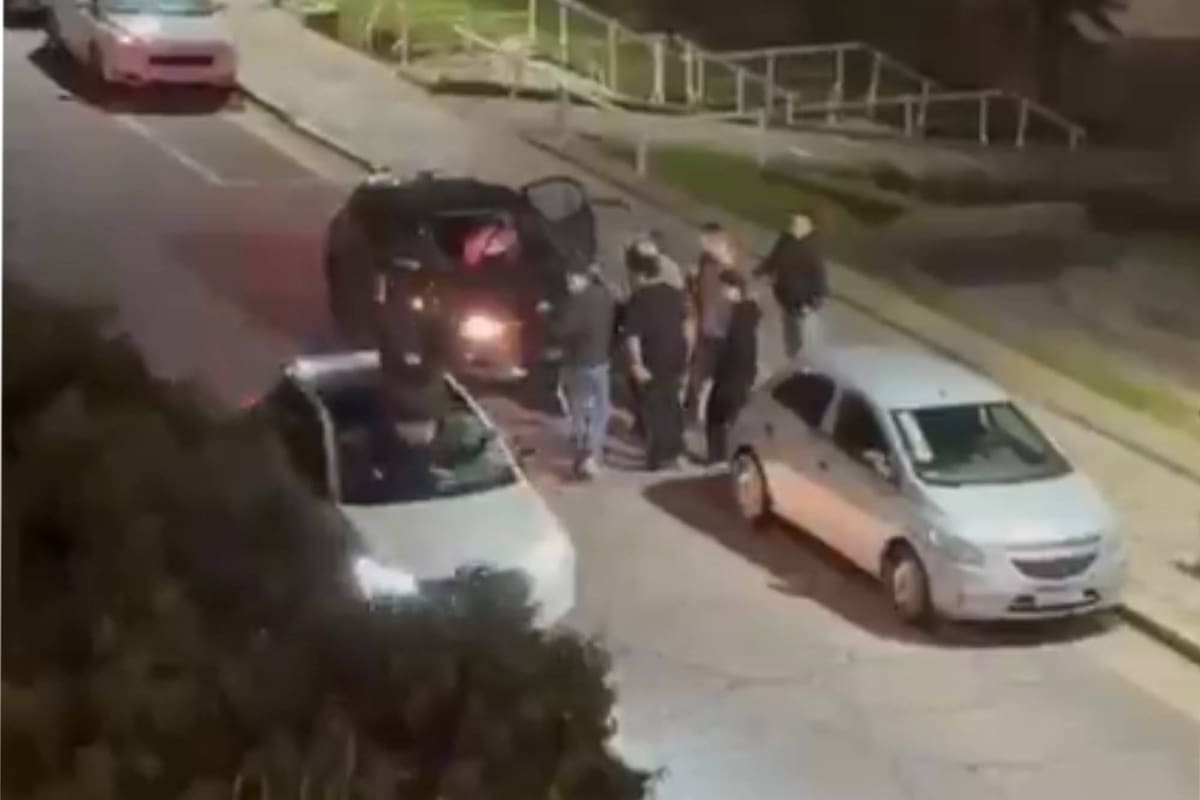 Un hombre fue atropellado por un auto luego de que otro joven lo empujara hacia la calle en medio de una discusión.