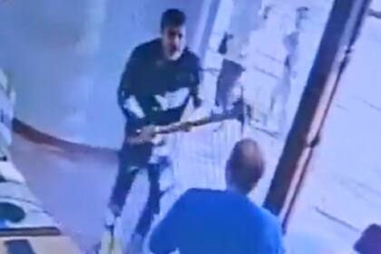 Un hombre fue detenido este lunes tras protagonizar un violento ataque en una oficina de la Empresa Provincial de la Energía (EPE) en la ciudad de San Jorge