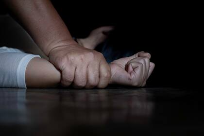 Un hombre fue detenido luego de que se encontraran signos de abuso en su hijo, internado con muerte cerebral