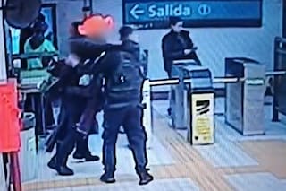Un hombre golpeó a un policía en una estación de subte y fue detenido