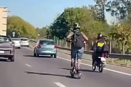 Un hombre fue grabado cuando circulaba a más de 80 km/h en monopatín eléctrico en la Panamericana