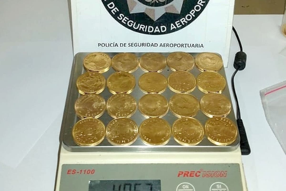 Un hombre fue interceptado en el aeroparque metropolitano cuando transportaba 107 monedas de oro