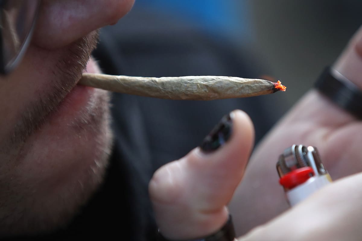Un hombre fuma marihuana de forma recreativa e el 14 de abril de 2020 en Bushwick del distrito de Brooklyn de la ciudad de Nueva York