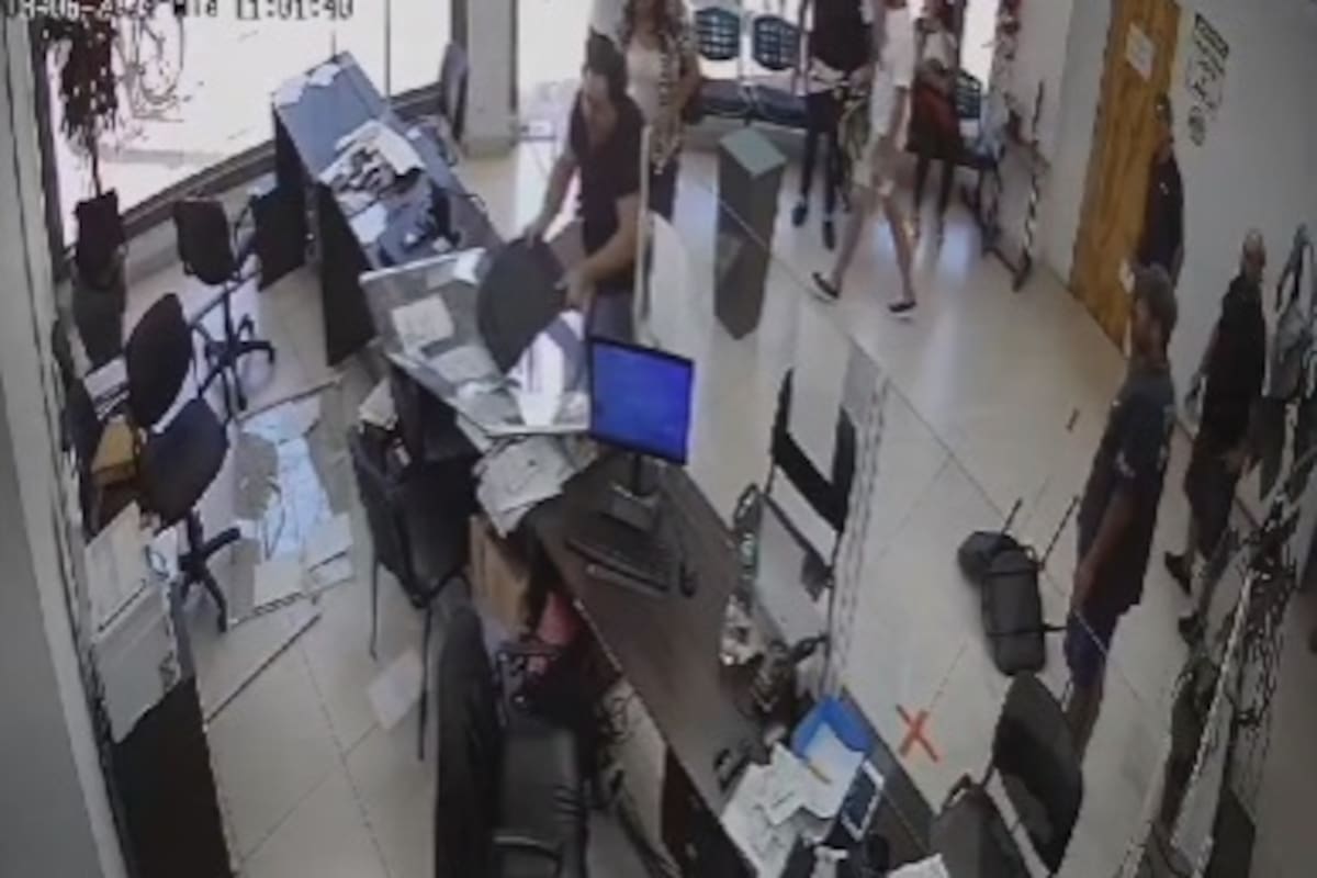 Un hombre furioso por el aumento del 60% en la boleta de luz, rompió todo en una oficina de EMSA, en Posadas, Misiones
