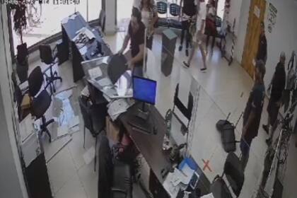 Un hombre furioso por el aumento del 60% en la boleta de luz, rompió todo en una oficina de EMSA, en Posadas, Misiones