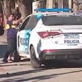 Dos policías fueron violentamente agredidos cuando intentaron remolcar un auto mal estacionado