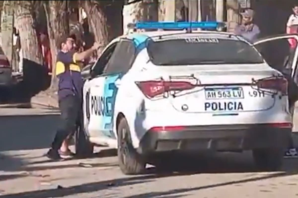 Un hombre golpeando un móvil