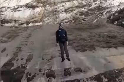 Un hombre graba el impresionante salto que realiza su compañero mientras practican salto BASE