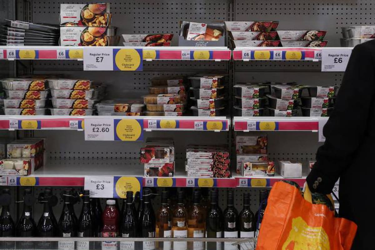 Un hombre hace la compra en un supermercado del Reino Unido