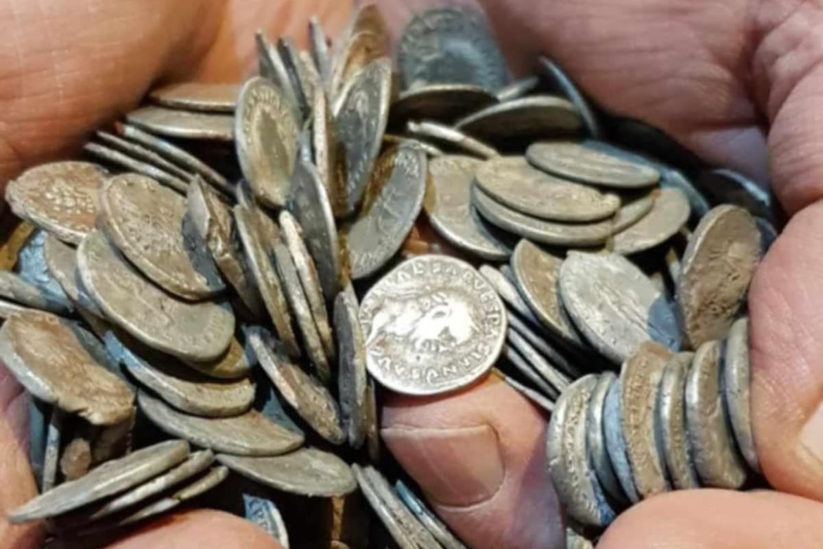 Un hombre halló con su detector de metales 6000 monedas romanas enterradas en un campo