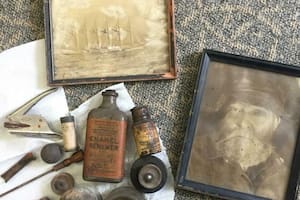 Un hombre halló varios objetos de 1903 cuando tiró abajo una pared de su lugar de trabajo