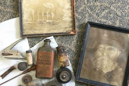 Un hombre halló varios objetos de 1903 cuando tiró abajo una pared de su lugar de trabajo