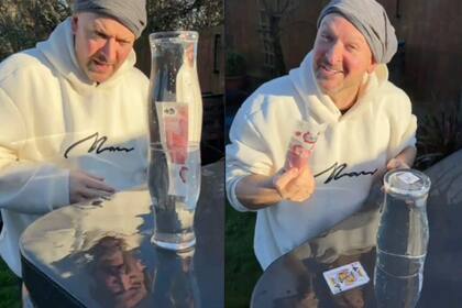Un hombre hizo viral la solución al reto de sacar un billete de entre dos vasos llenos de agua