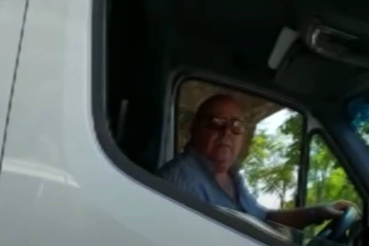 Un hombre hostigó a una conductora y le tiró un vaso de café por la ventanilla