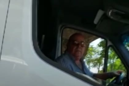 Un hombre hostigó a una conductora y le tiró un vaso de café por la ventanilla