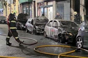 Incendió un auto y las llamas alcanzaron otros tres vehículos, dos comercios y una vivienda en Flores