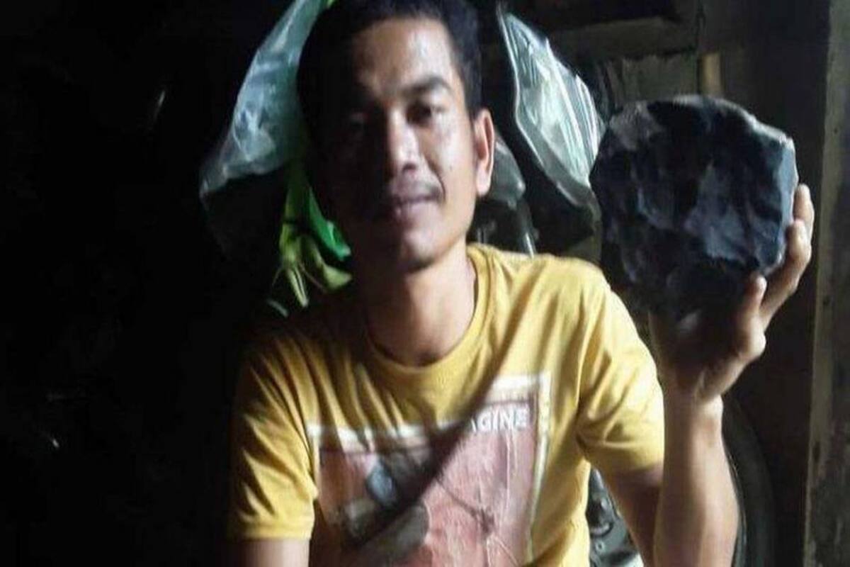 Un hombre indonesio trabajaba en el patio de su casa con un ataúd cuando un meterito se estrelló contra el techo e inmediatamente lo convirtió en millonario