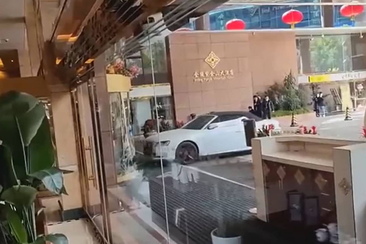 Un hombre ingresó a un hotel con su auto y destrozó todo a su paso (Captura video)