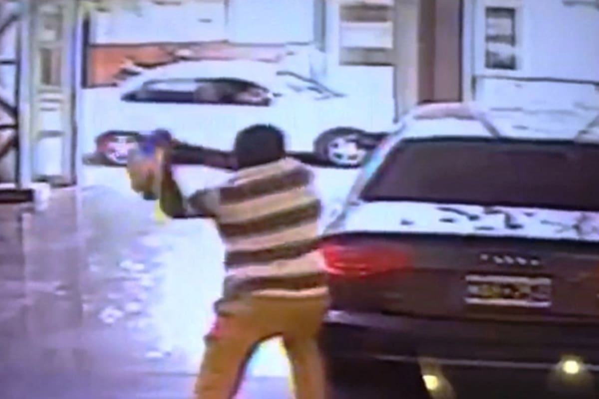 Un hombre ingresó en una concesionaria de autos y destrozó un Audi